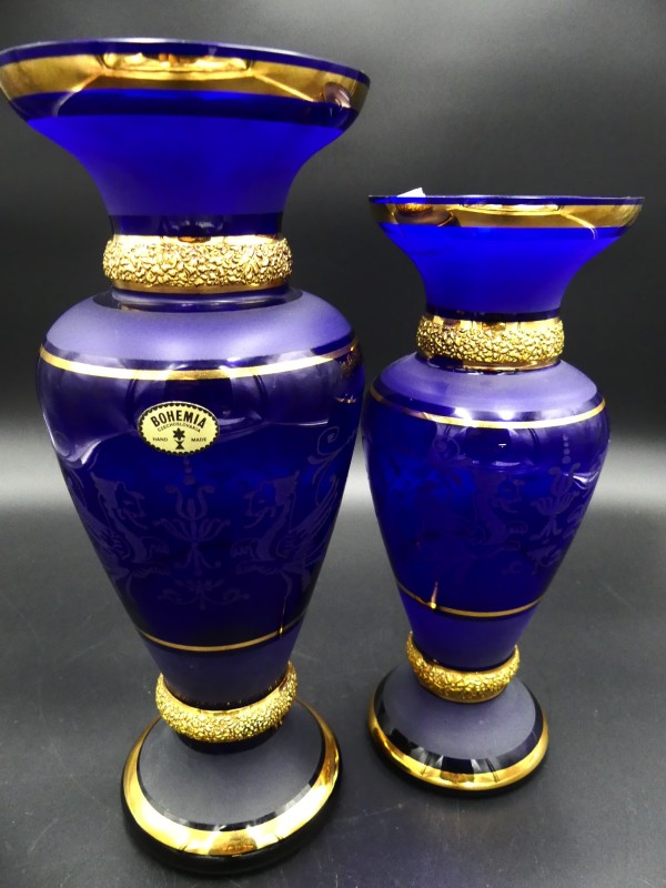 Vintage koppel kobaltblauwe glazen bloemenvaas met gouden ornament - Bohemen